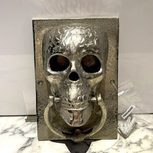 💀NWT/SILVER SKULL DOOR KNOCKER made in India. Comes with hardware.